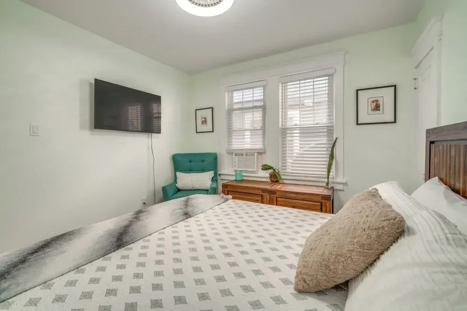 Walk to Beach: Dog-friendly Ventnor City Retreat!