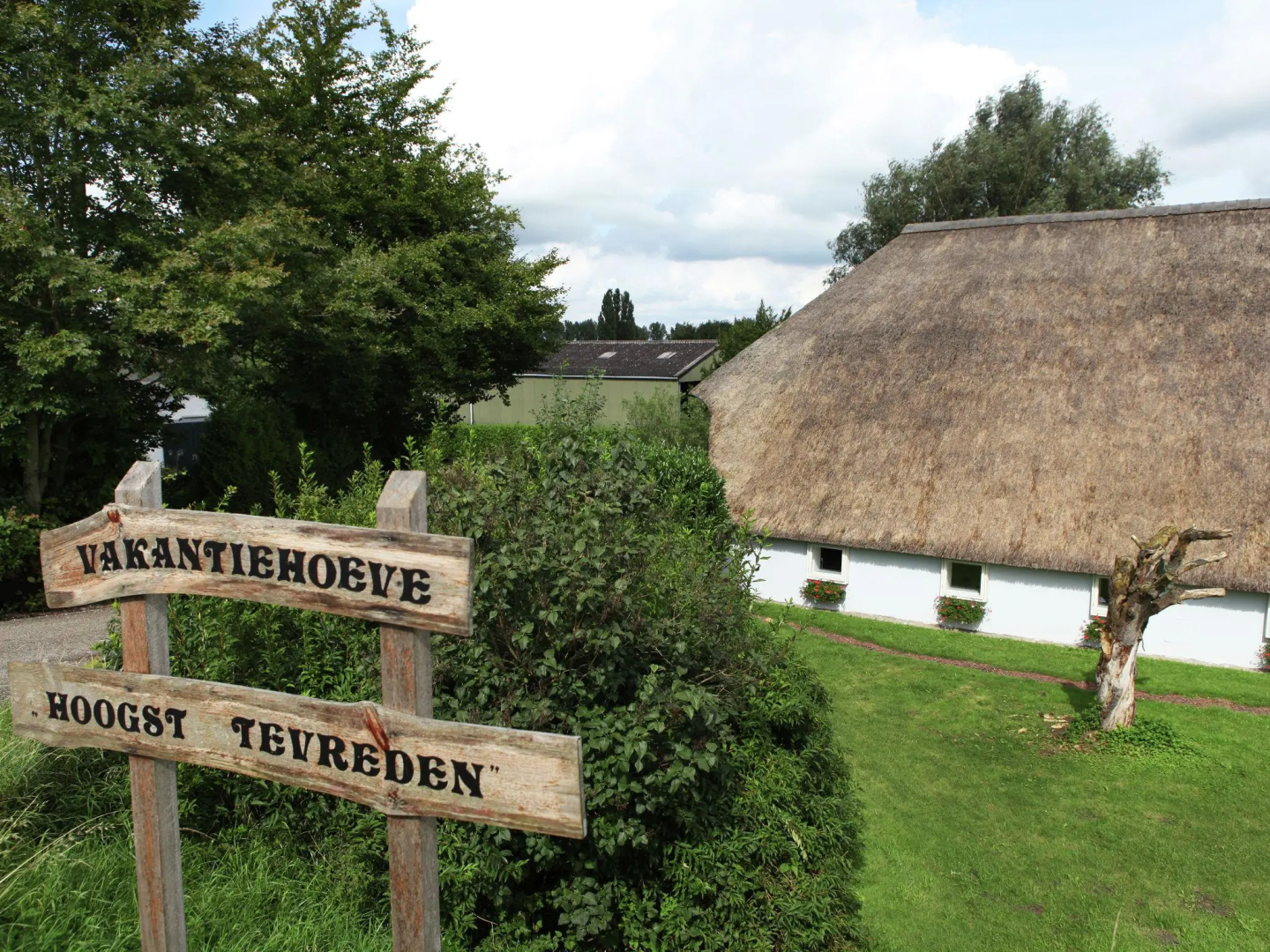 Quaint Farmhouse near River in Oosterwijk
