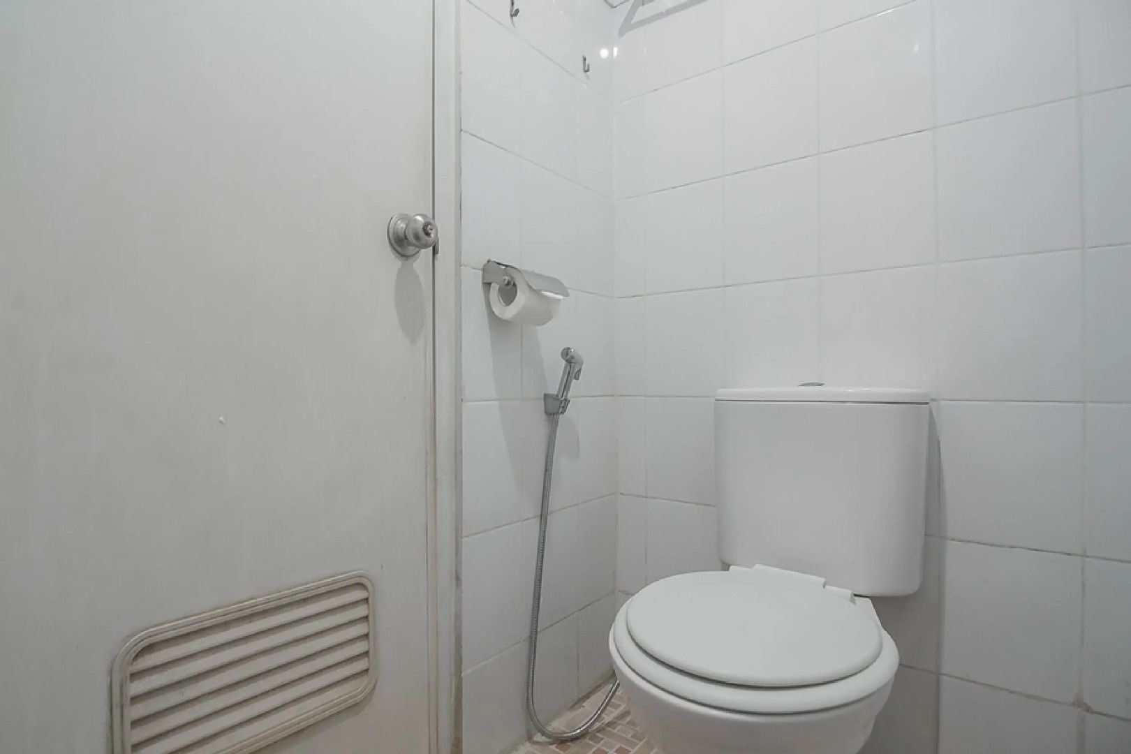 RedDoorz Apartment @ The Suites Metro Soekarno Hatta