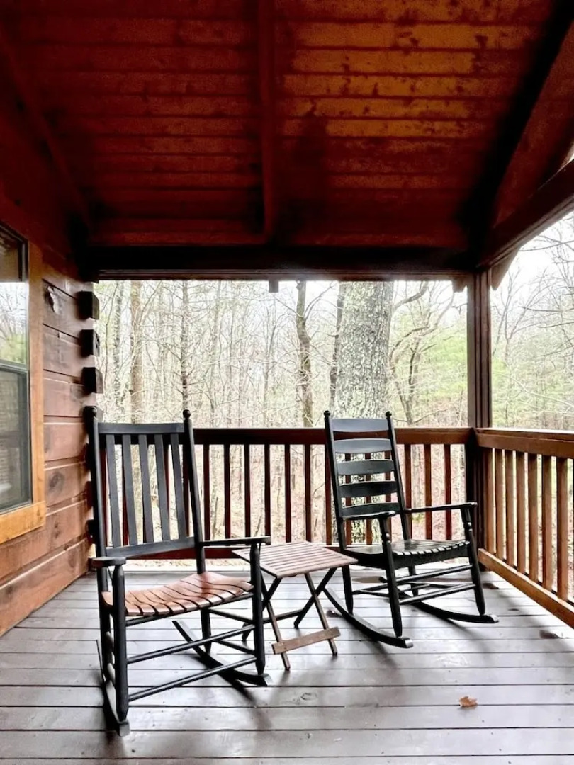 Perfectly private! Hot tub, king sized bed, grill, washer/dryer, and motorcycle friendly! Studio Cabin by RedAwning