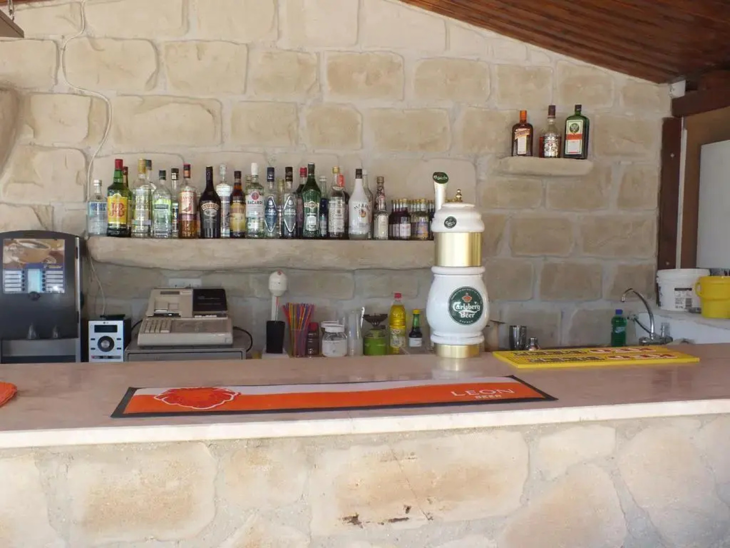 Petsas Apartments & Tavern