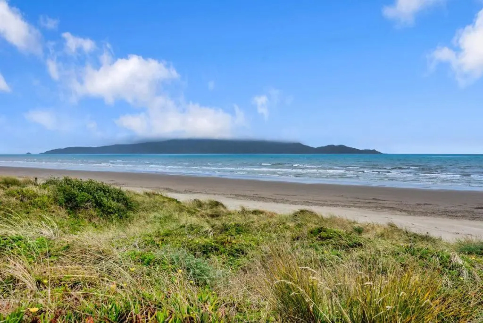 La Casa de la Playa - Beachfront Waikanae Holiday Home