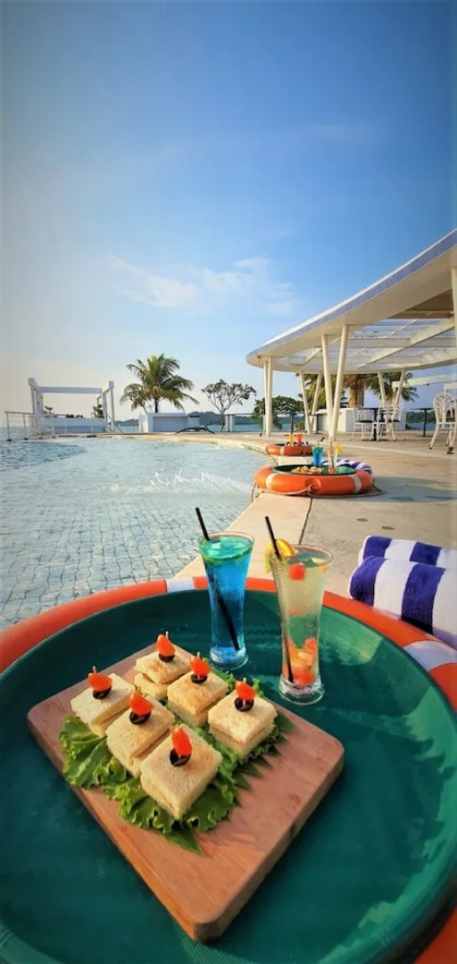 Doulos Phos The Ship Hotel