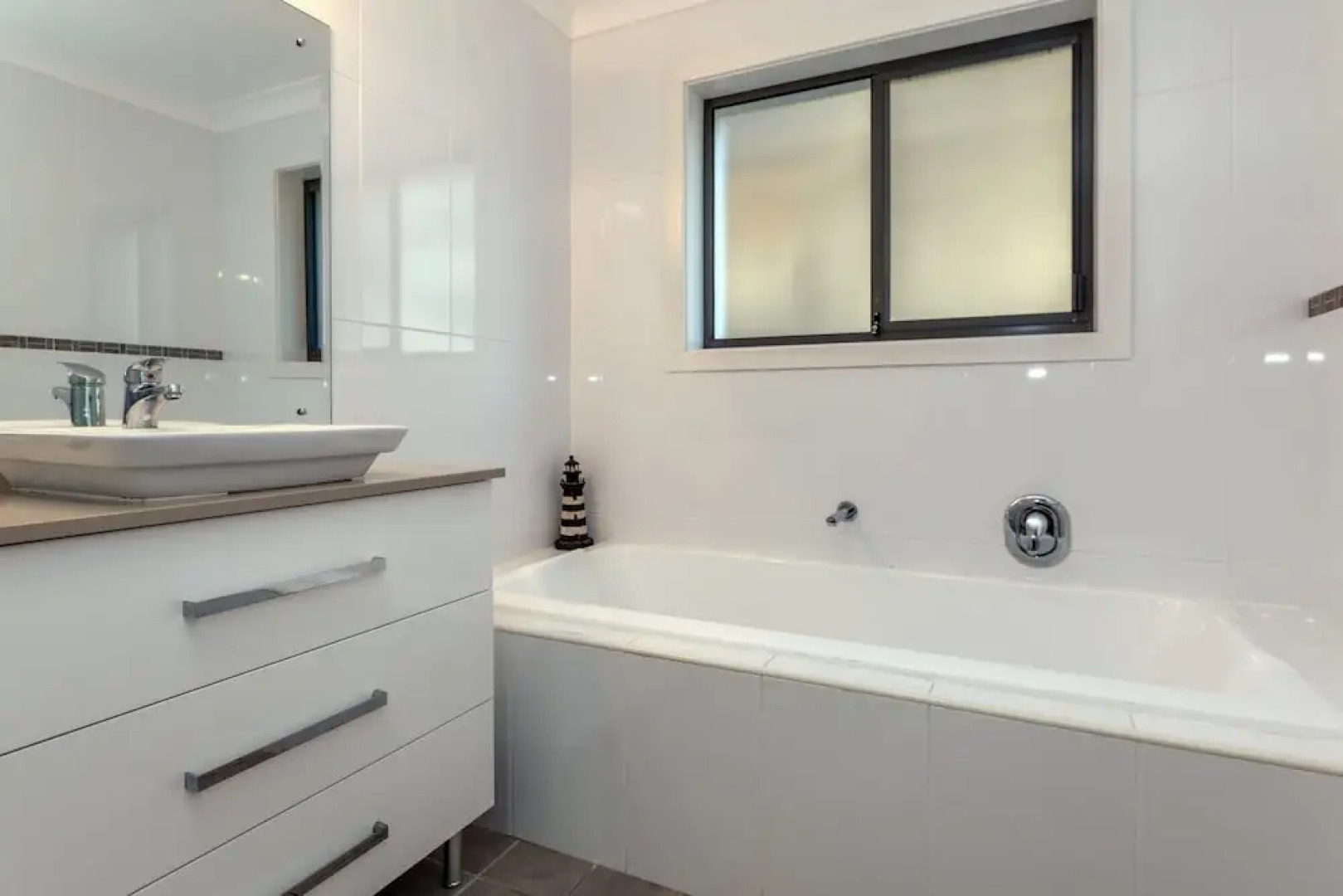 Beach House, Pacific Road, 1/20