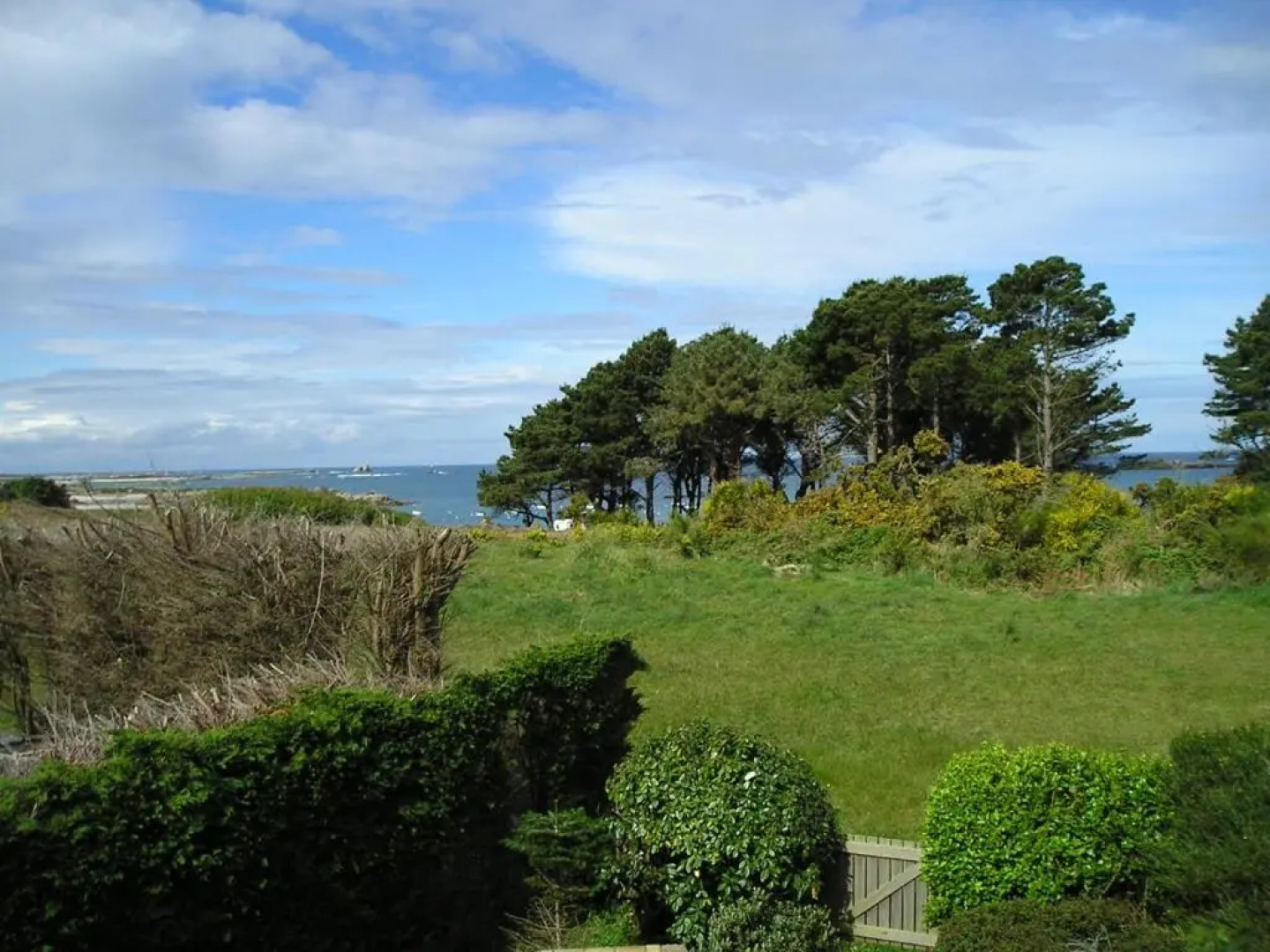 Maison avec jardin, grande véranda à 150m de la plage de Landrellec à PLEUMEUR-BODOU - Réf 244