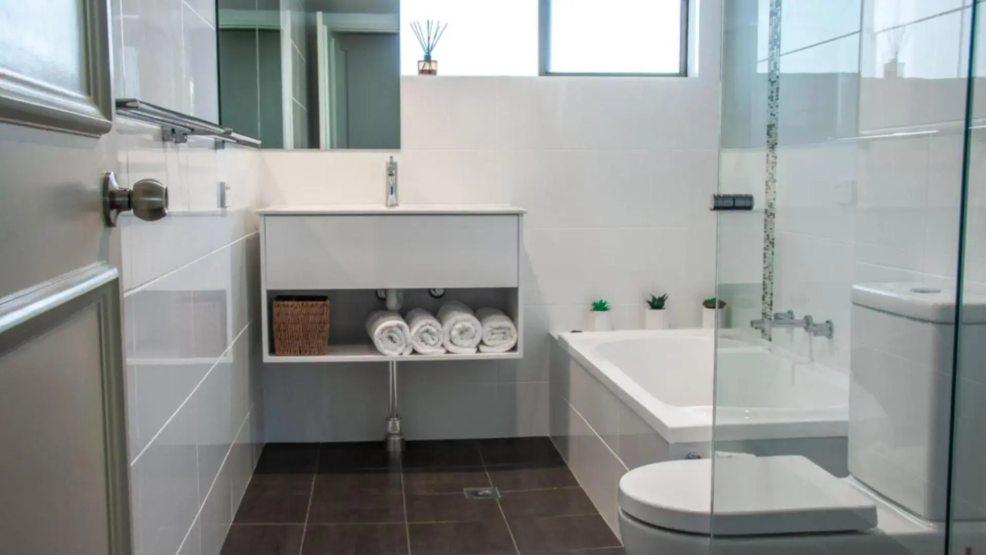 Perfectly Positioned Beachfront Apartment - Unit 6