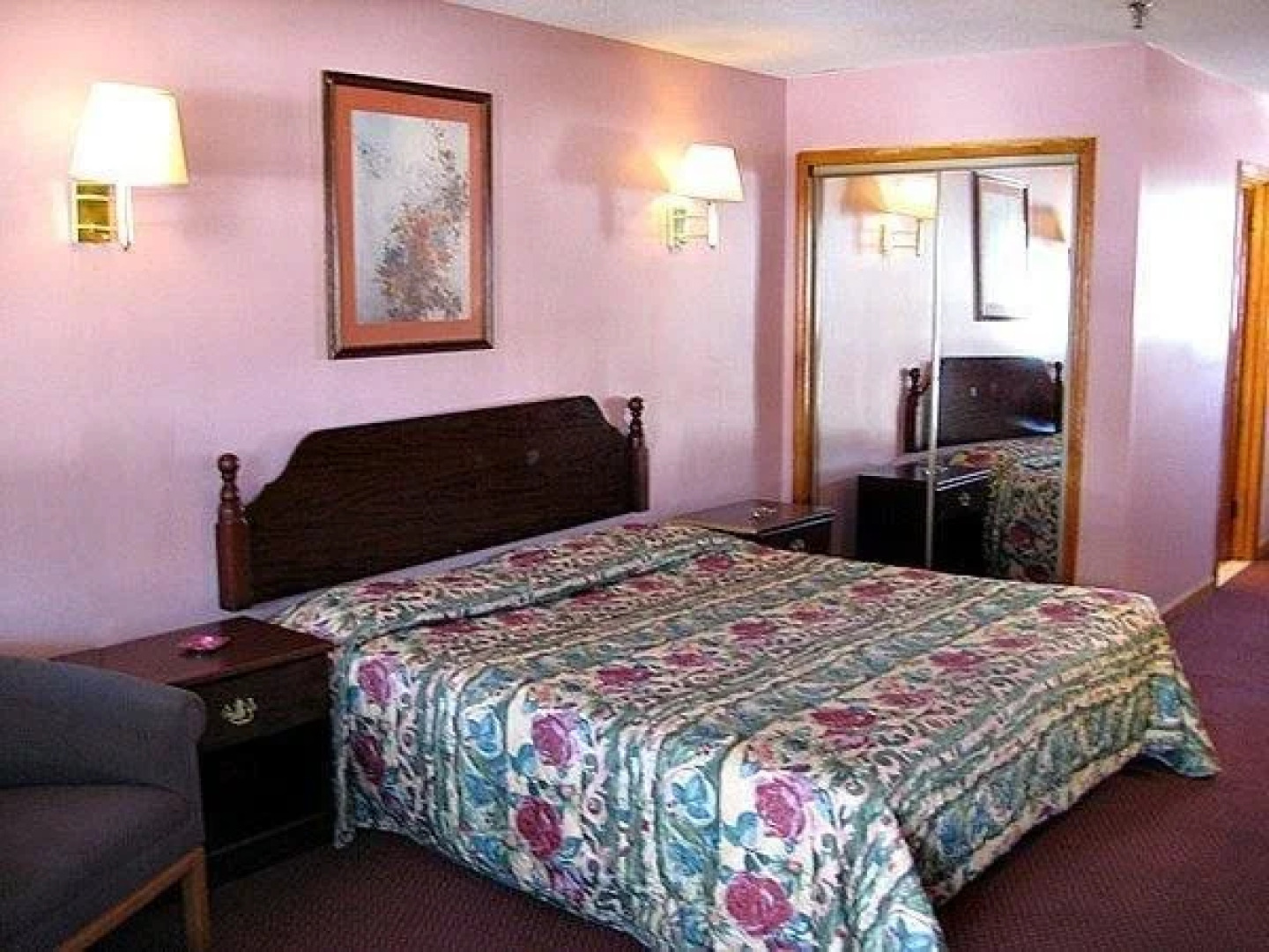 Colonial Inn & Suites