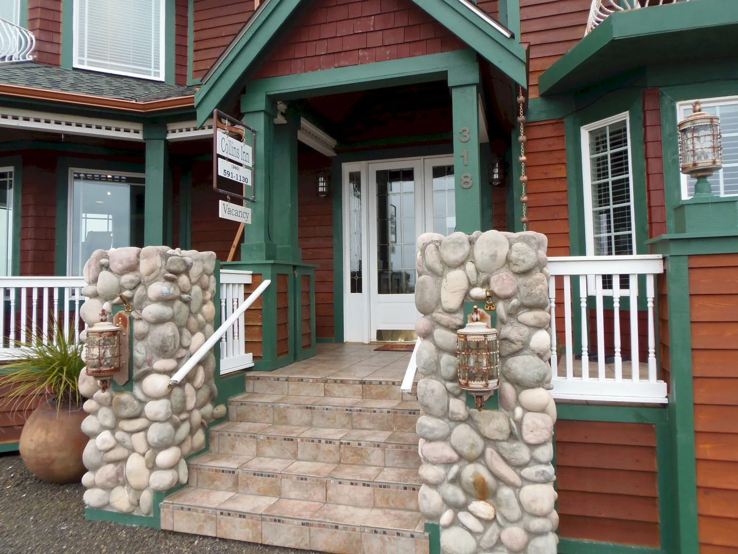 The Collins Inn and Seaside Cottages - Adults Only