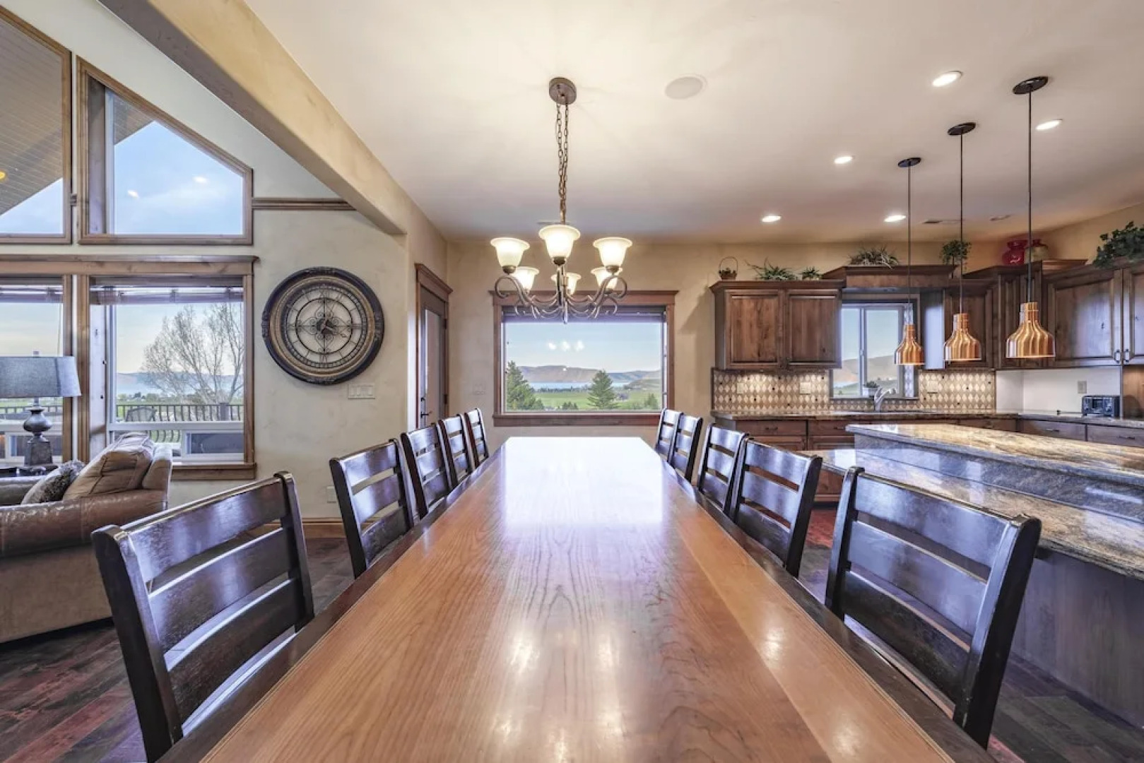 Golf Course Home, Sleeps 30, Private Hot Tub, Access to Ideal Beach, Amazing Views and Space!