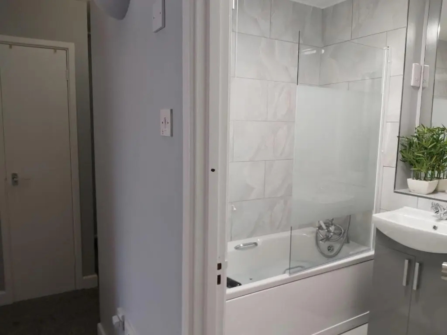 The Maltings - Huku Kwetu Dunstable - Spacious Business Travellers- 2 Bedroom 2nd floor Serviced Apartment -Private Parking- Free Wifi