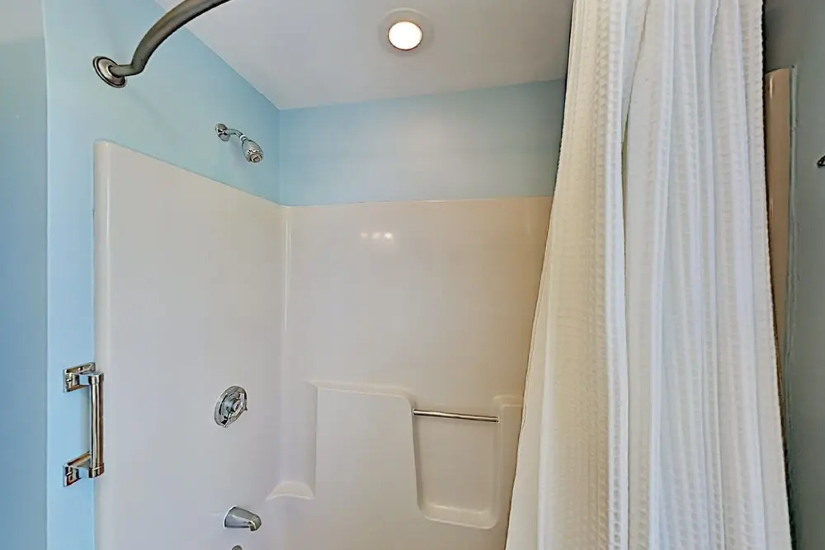 Spacious Wooded W/ Deck & Alfresco Dining 3 Bedroom Home