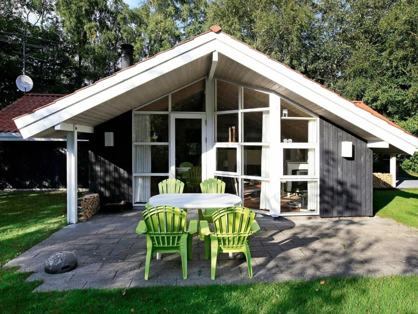 Magnificent Holiday Home in Humble With Sauna