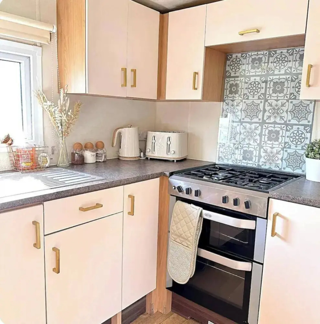 Harwich - Caravan - Sleeps 10 - Garden - Pool