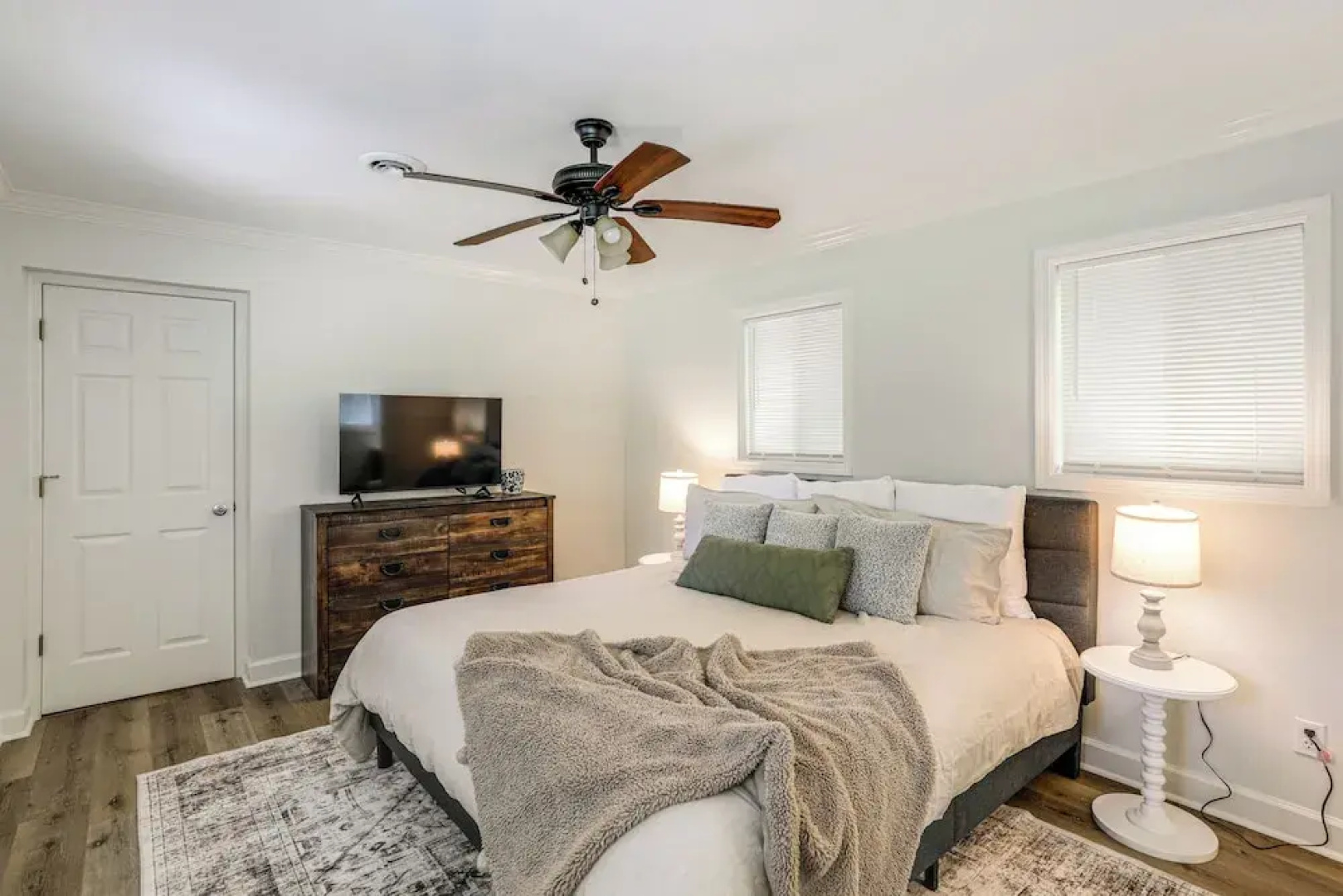 < 1 Mi to Ole Miss! Serene Home w/ Large Yard