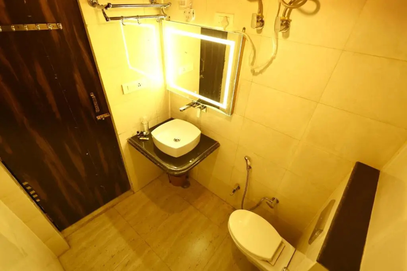 Lucky Restaurant And Guest House