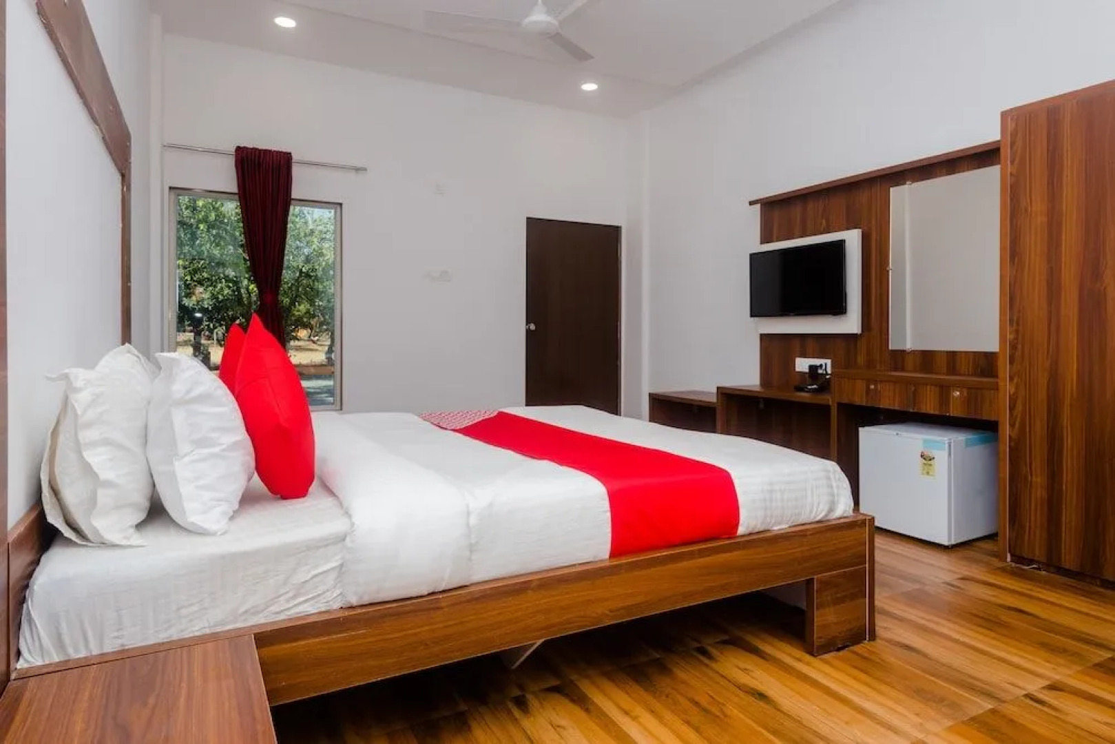 OYO 28759 Green Park Club Resort