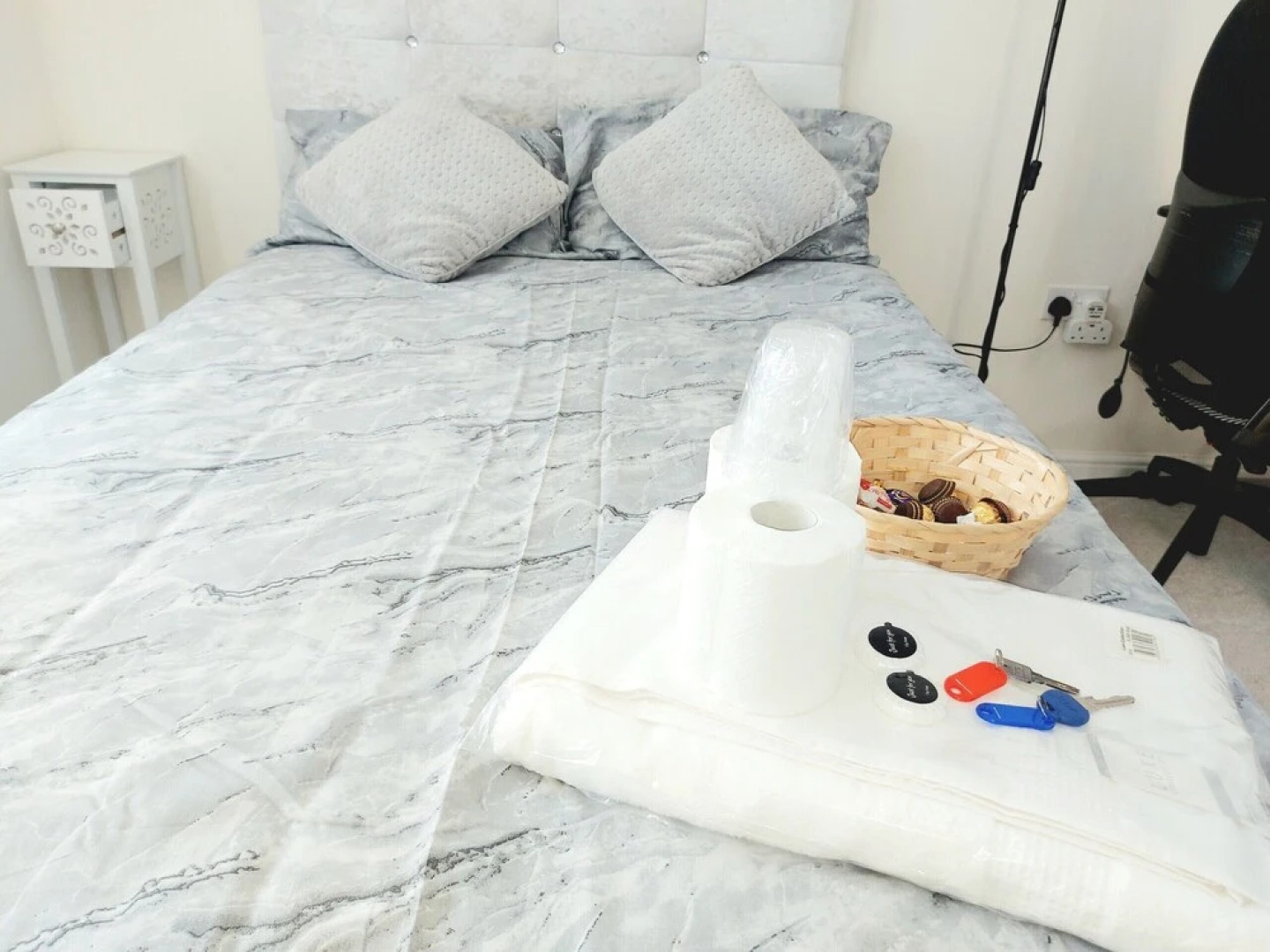 Room in Guest Room - Double Room, Full Kitchen, Smart TV, Shared Bathroom in 3-bed Home