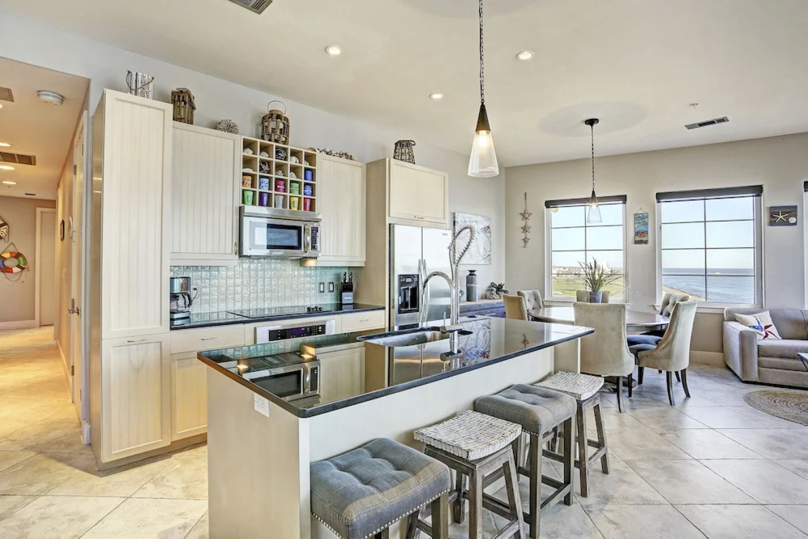 Diamond Beach 701 - Queen of Diamonds