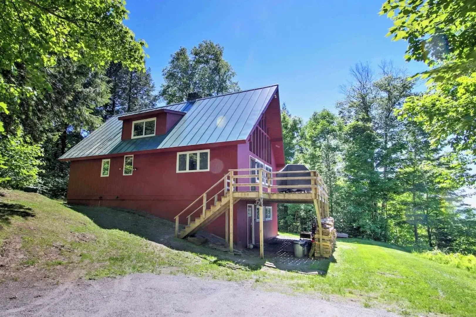 East Burke House w/ Deck < 3 Mi to Kingdom Trails!