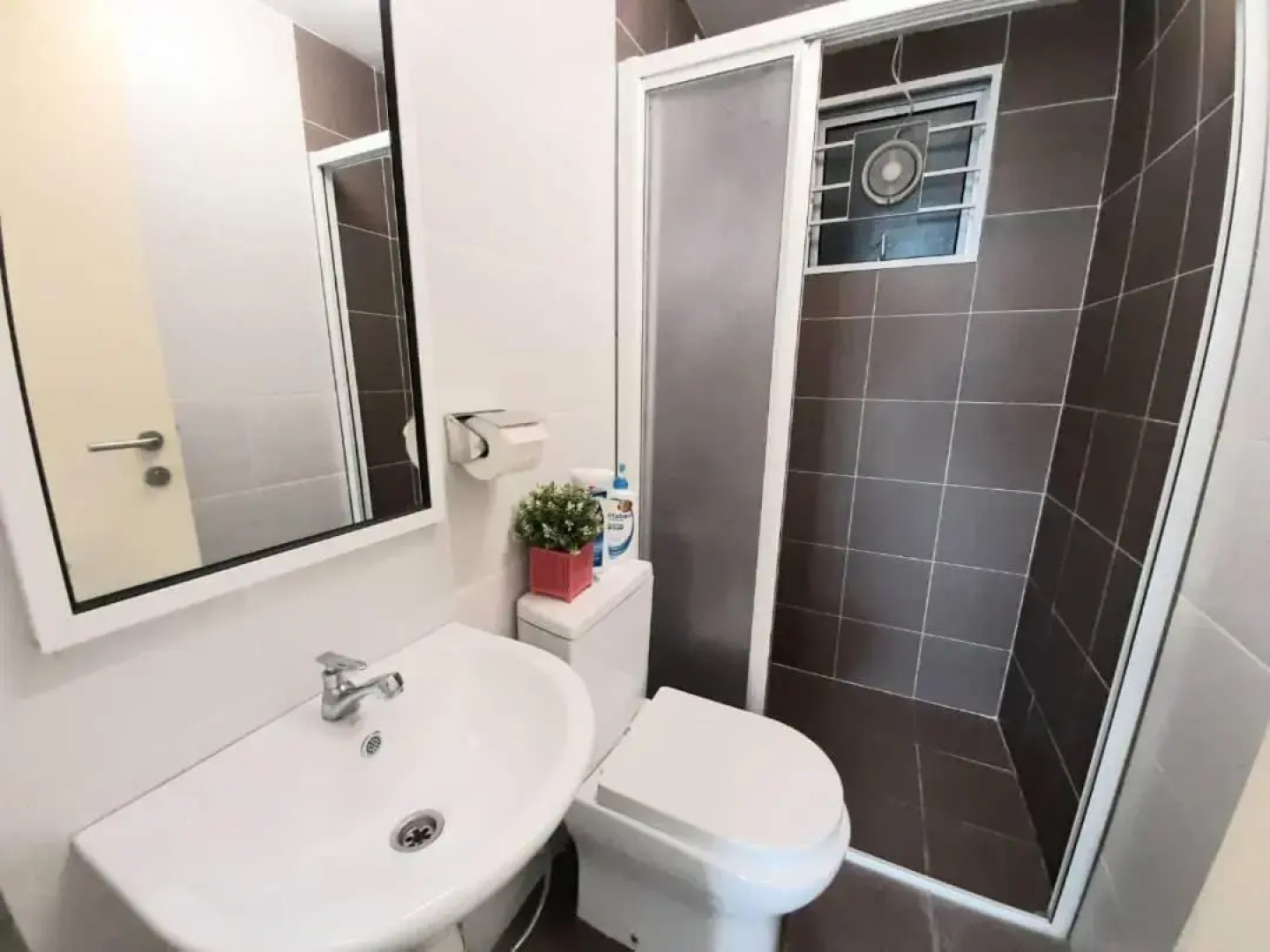 Homey Galleria Suite A 10 12