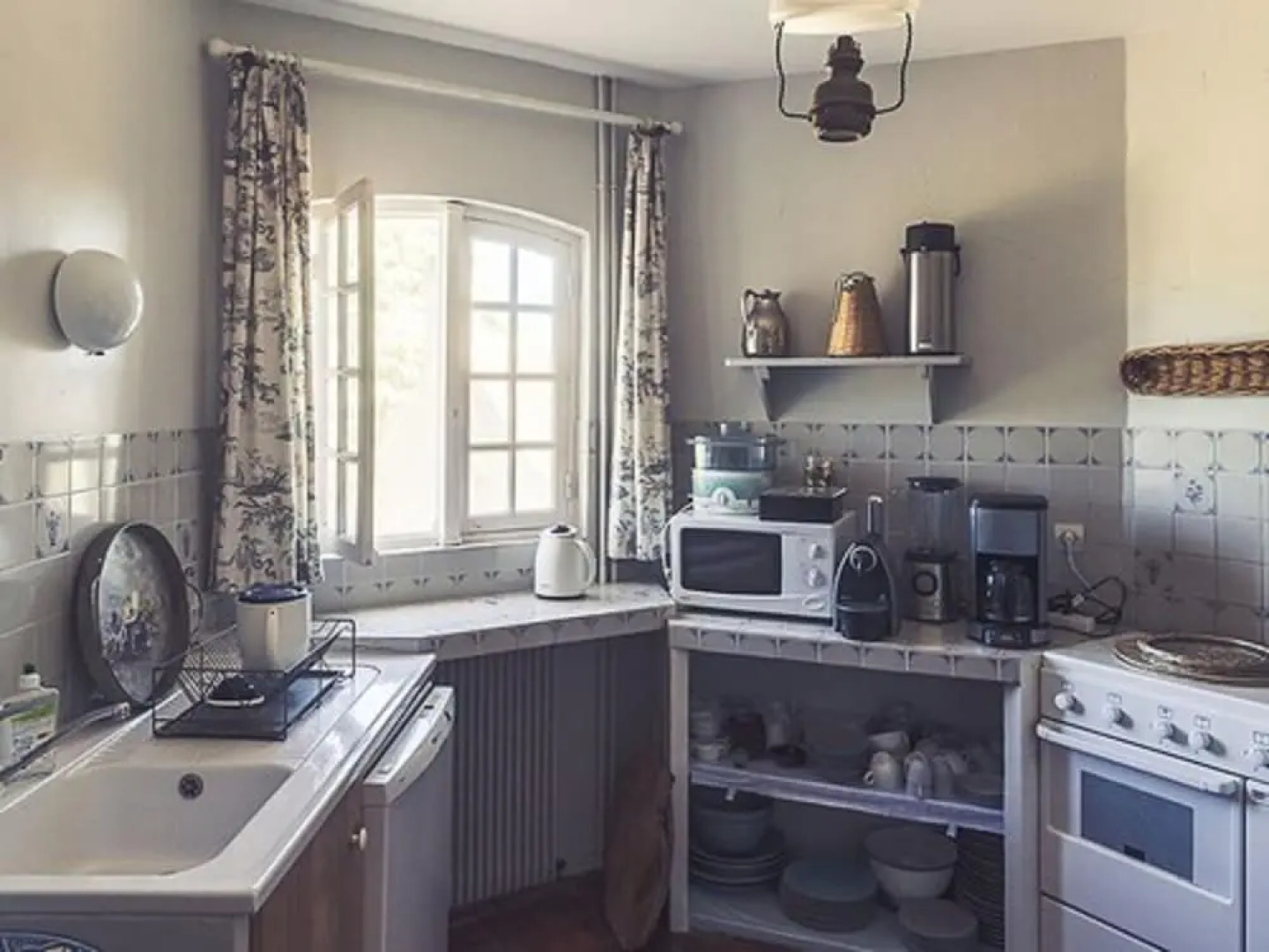 Gorgeous Manor With Private Heated Swimming Pool, in the Heart of an oak Forest