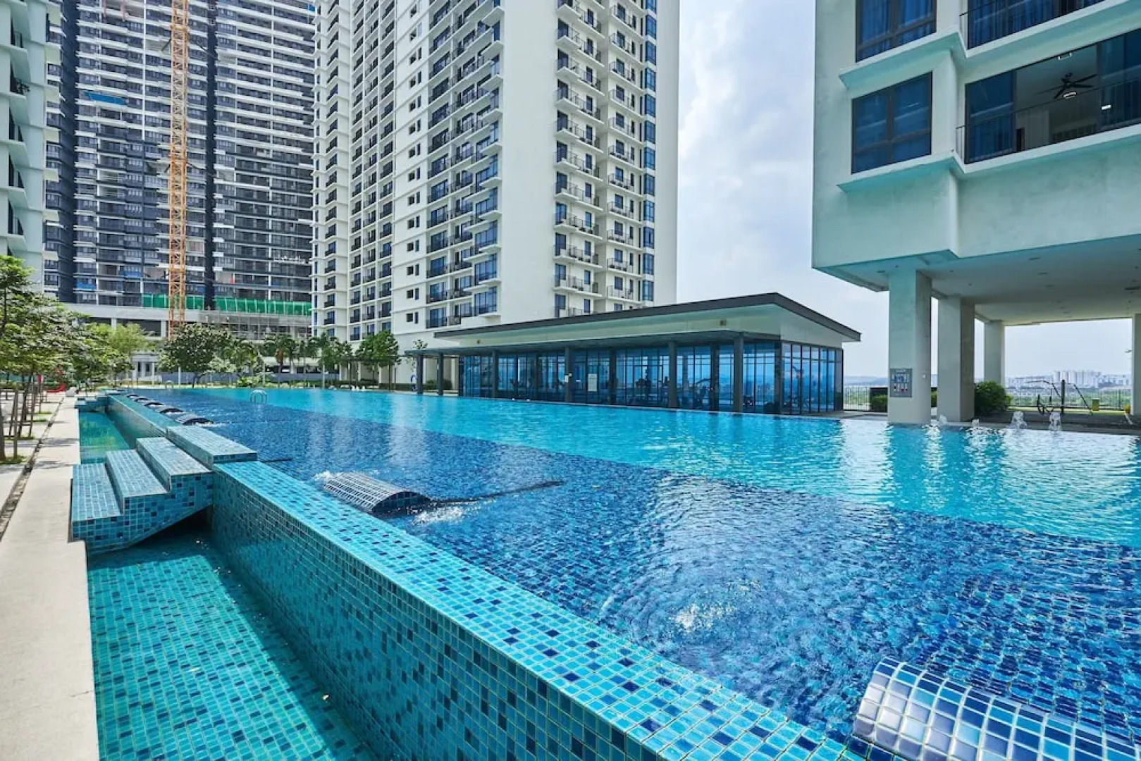 OYO Home 44002 Classic 2br Setia Alam Trefoil.