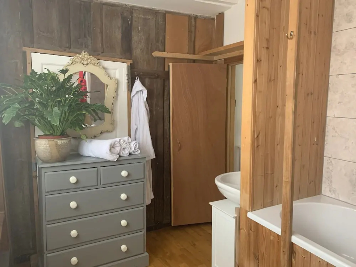 Rooms at no Three, Chameleon House