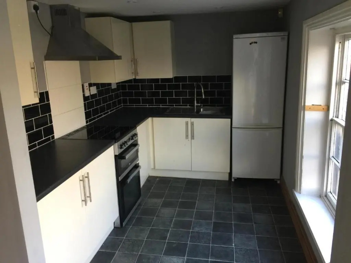 Stylish Historic Apartment - Sleeps 3 & Parking