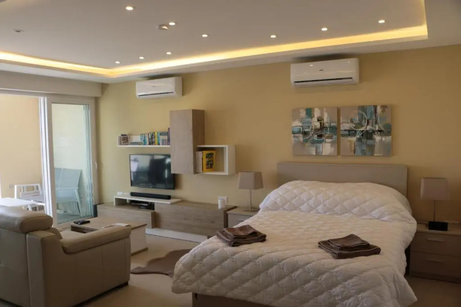 Wileg 4A Luxury Studio Apartment with Shared Swimming Pool.