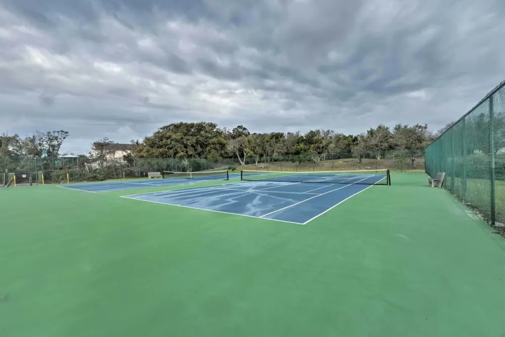 Bright Emerald Isle Condo w/ Private Beach Access!