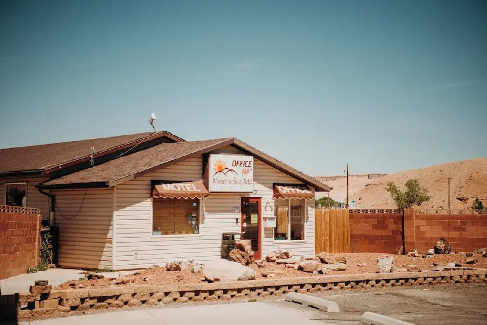 Whispering Sands Motel