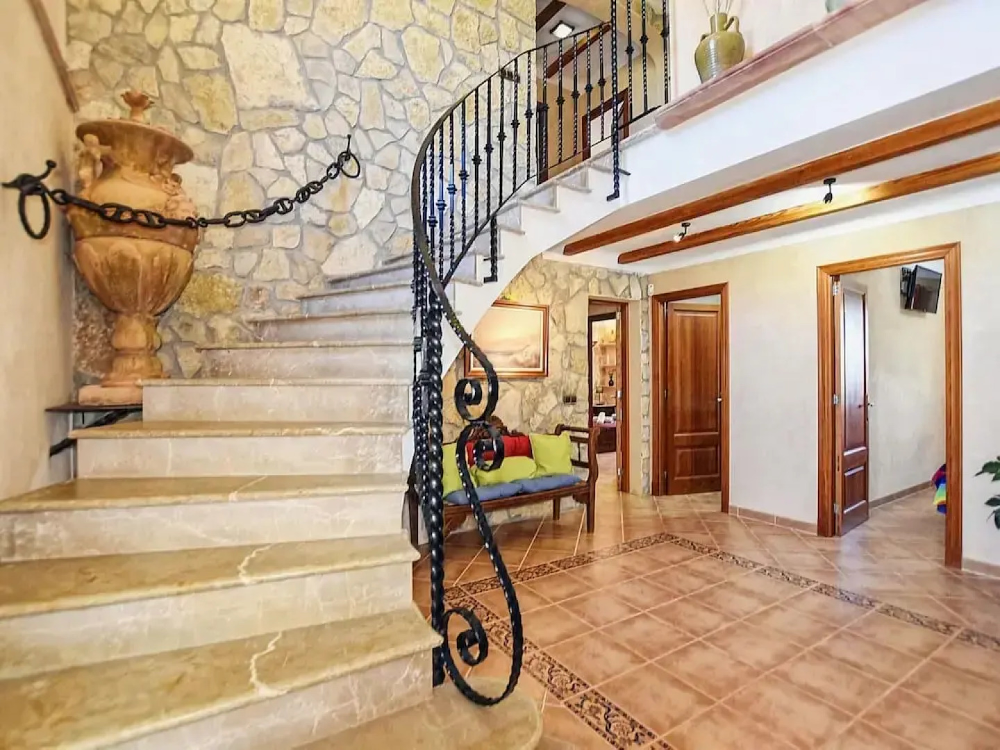 Luxurious Villa Perfect for Large Families, Near the Beach