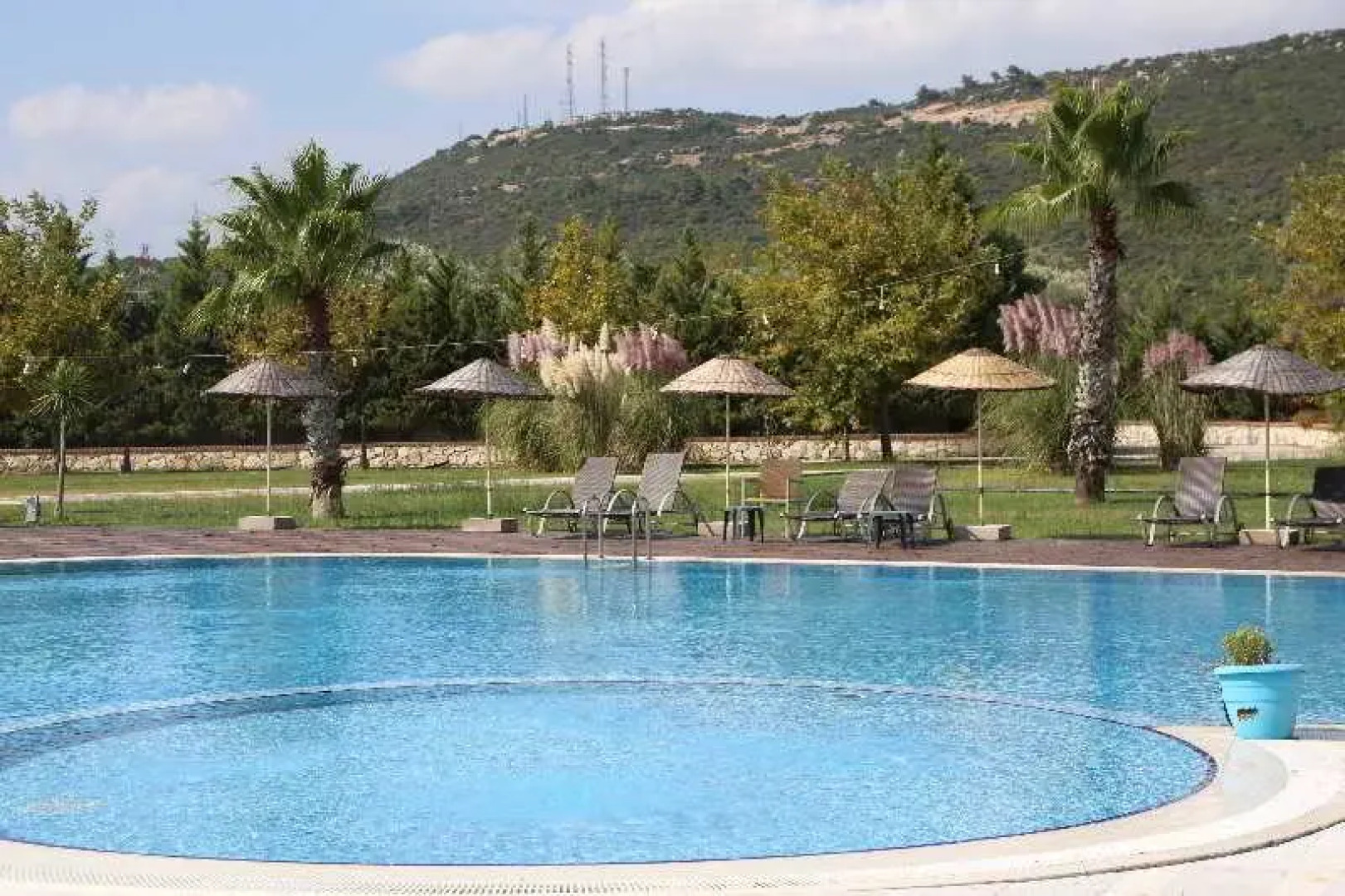 Konvoy Hotel & The Country Club