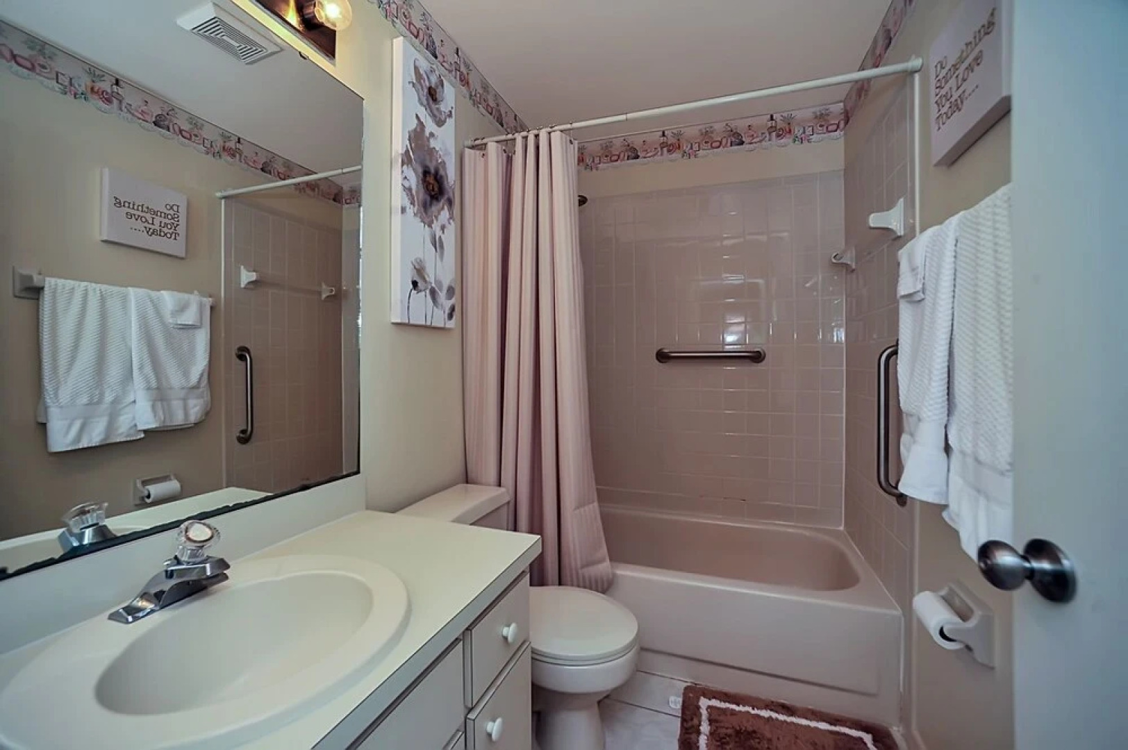 Palm Bay Delight, Large Grass Yard, 20 Minutes To The Beach 3 Bedroom Home