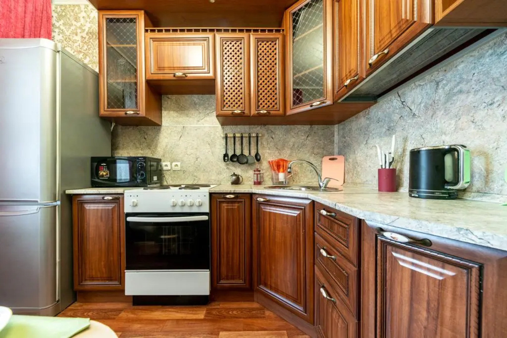 Пять звезд на Мира 94