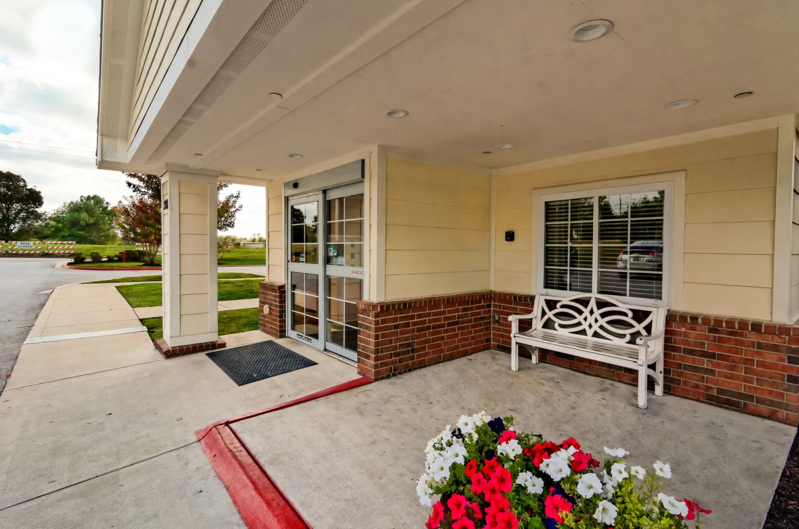 HomeTowne Studios & Suites by Red Roof Bentonville