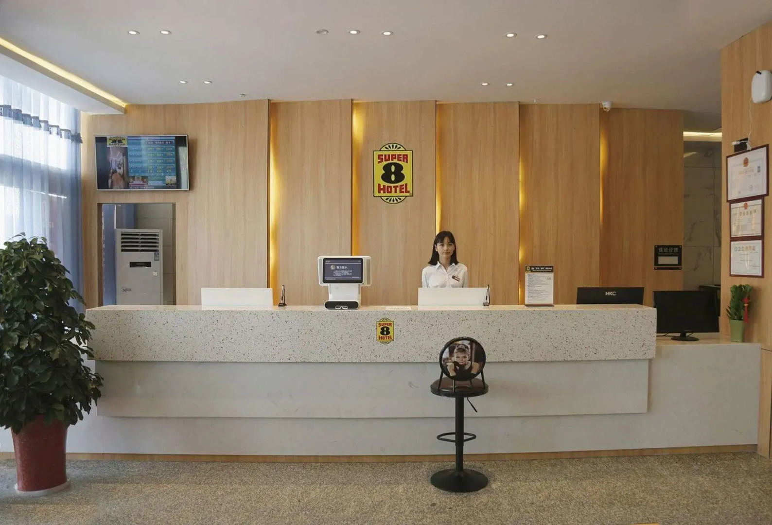 Super 8 Premier Hotel (Tumushuke City Government Branch)