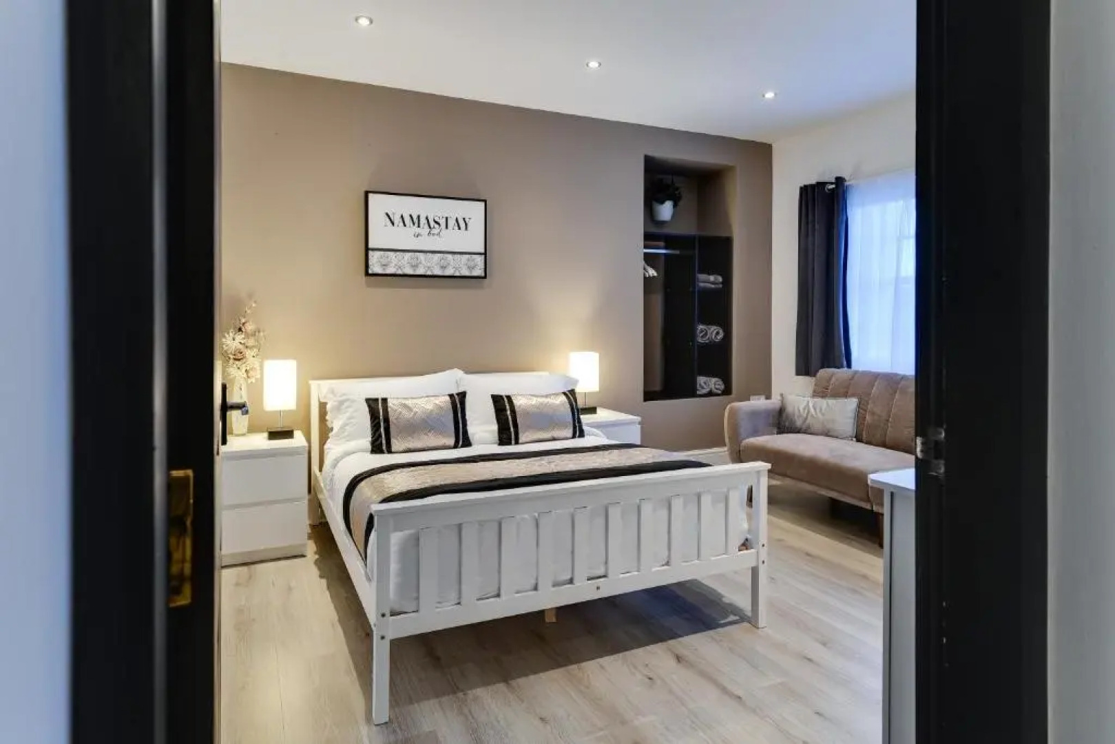 Wigan Central I 1 & 2 Bed Executive Apartments I Family Rooms I Private Balcony I Free Parking