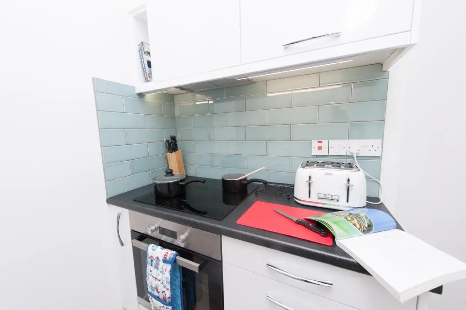 Two bed ground floor apartment, sleeps six, free parking and high speed Wifi