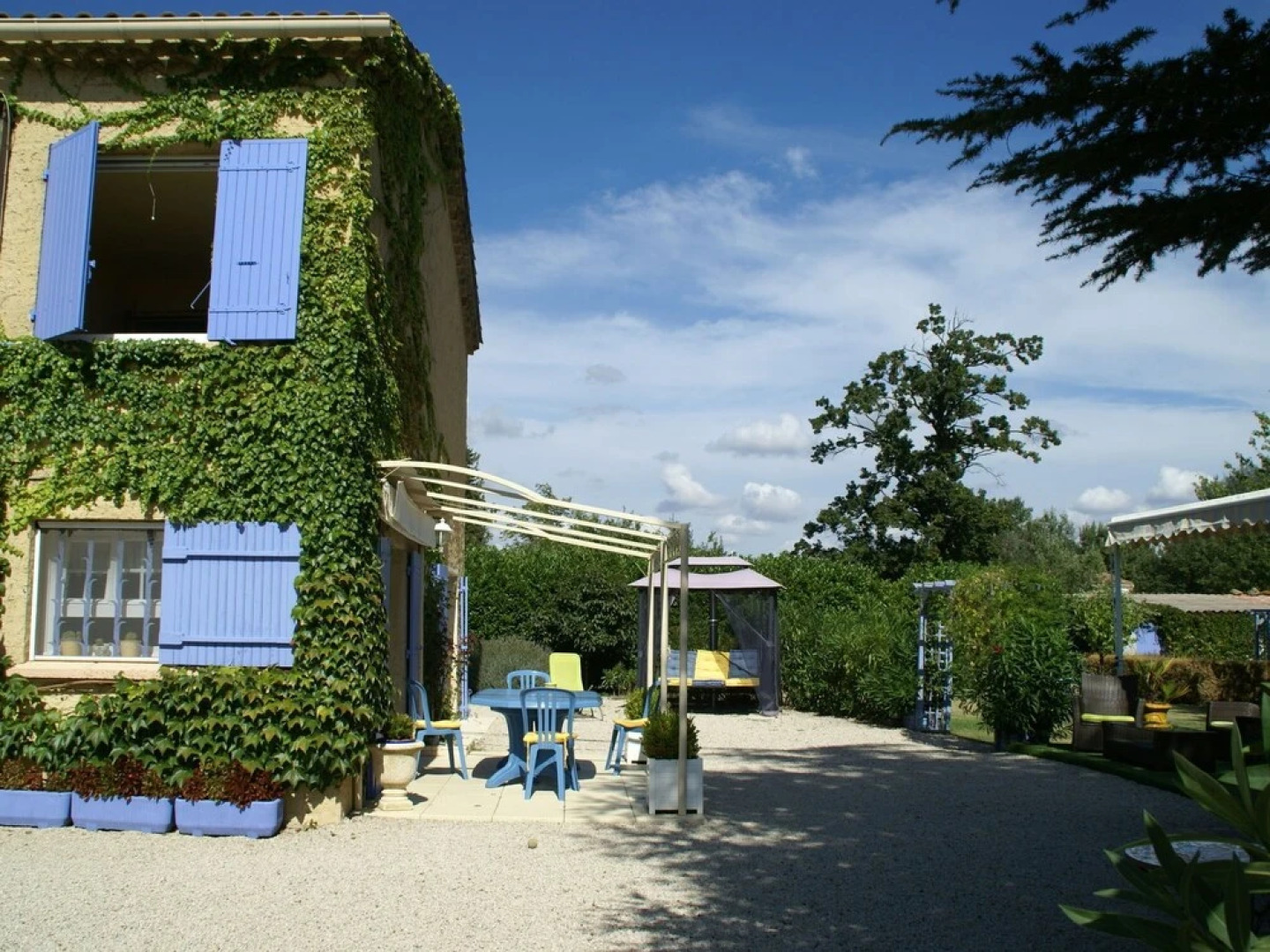 Beautiful Child-friendly Villa with Swimming Pool in Piolenc