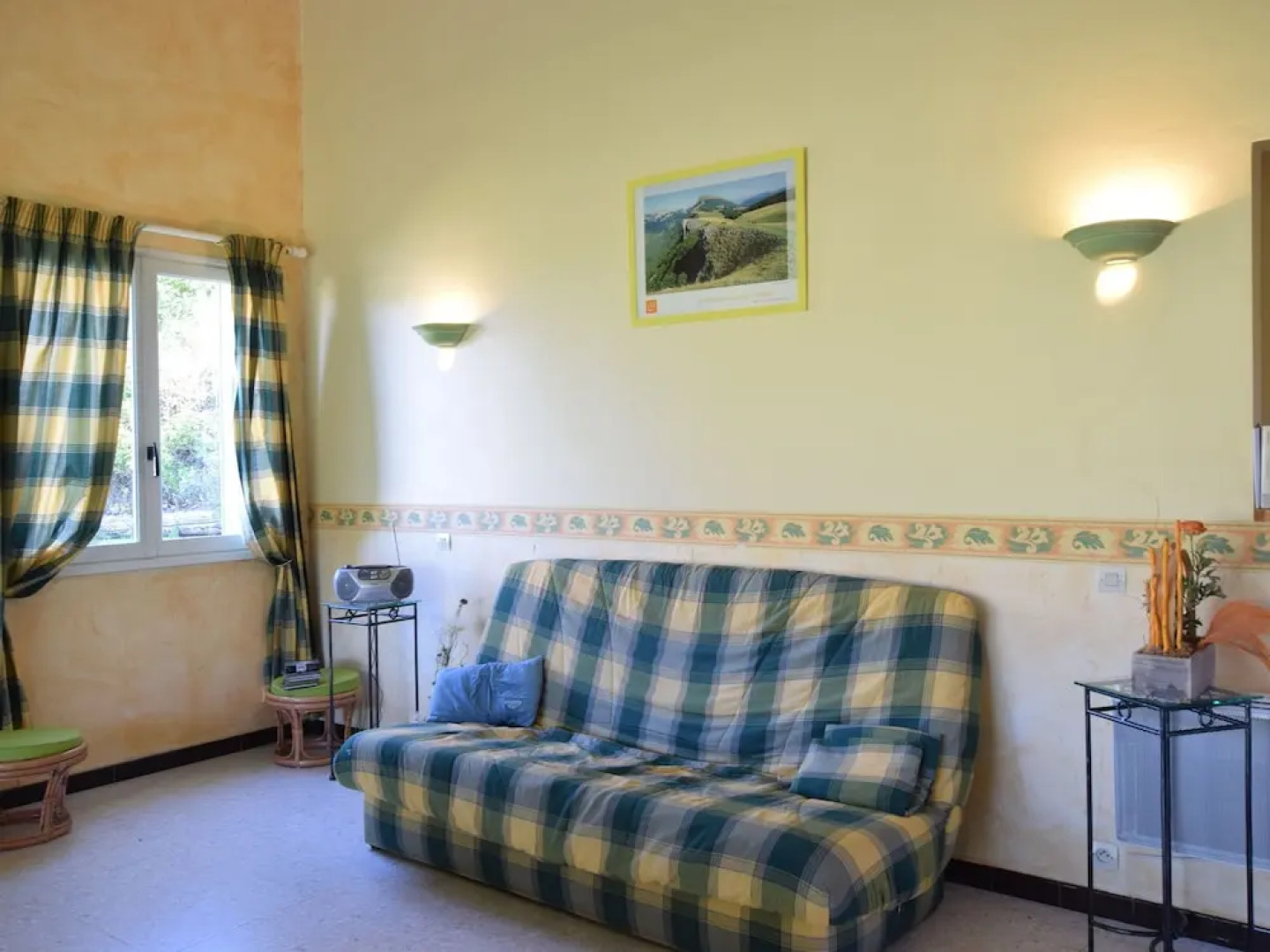 Beautiful Holiday Home in Bourdeaux with Hill View