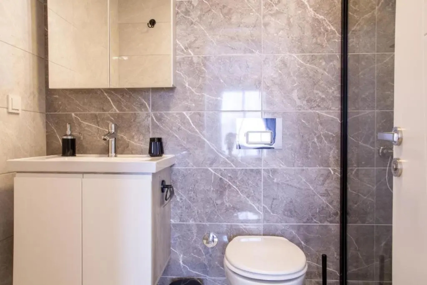 Spacious and Furnished Flat With Balcony in Izmir