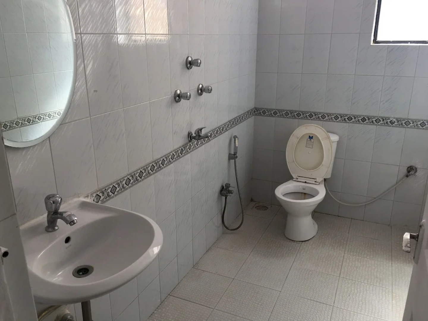 OYO 7001 StayOut Parth Inn