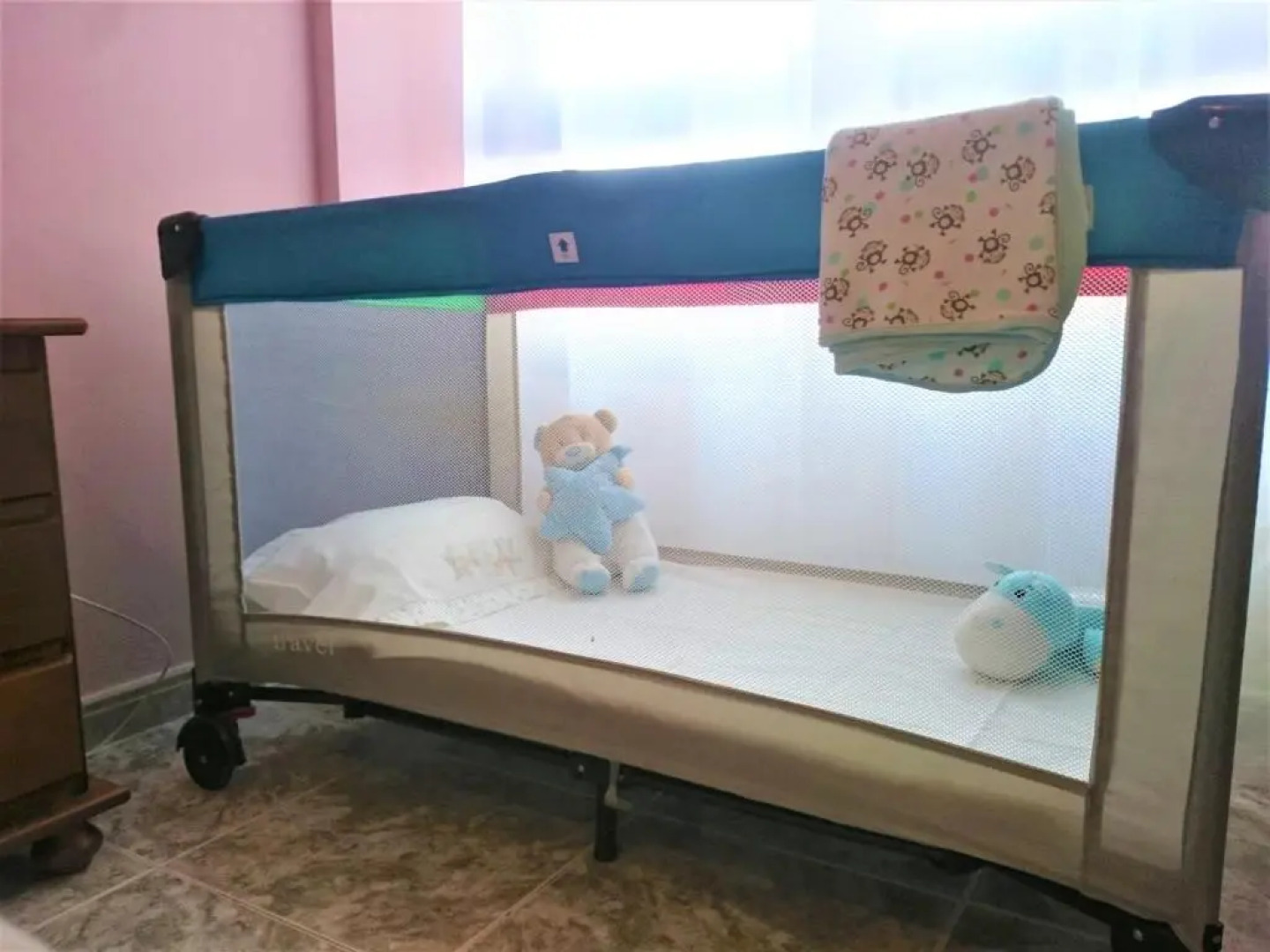 Bright spacious apartment, 2 min walk from beach