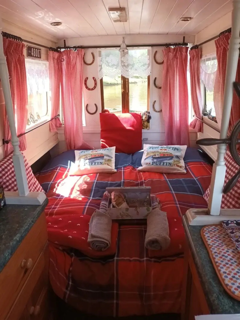 Pretty & Cosy Boat in Stunning Valley View, Wales
