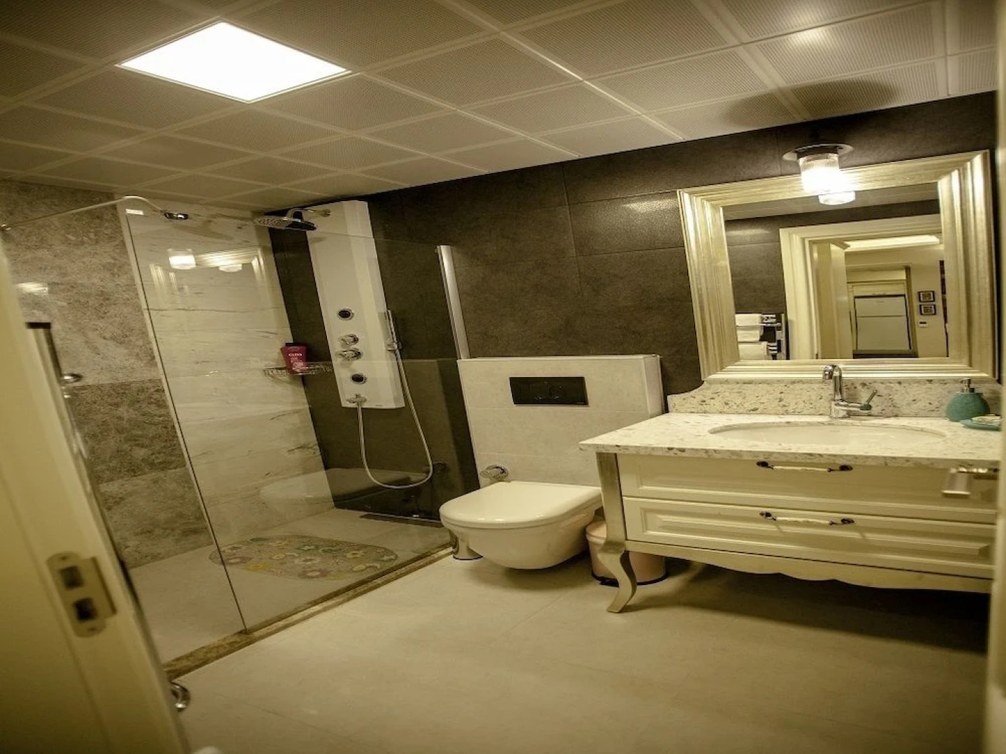Lion Park Suits & Residence