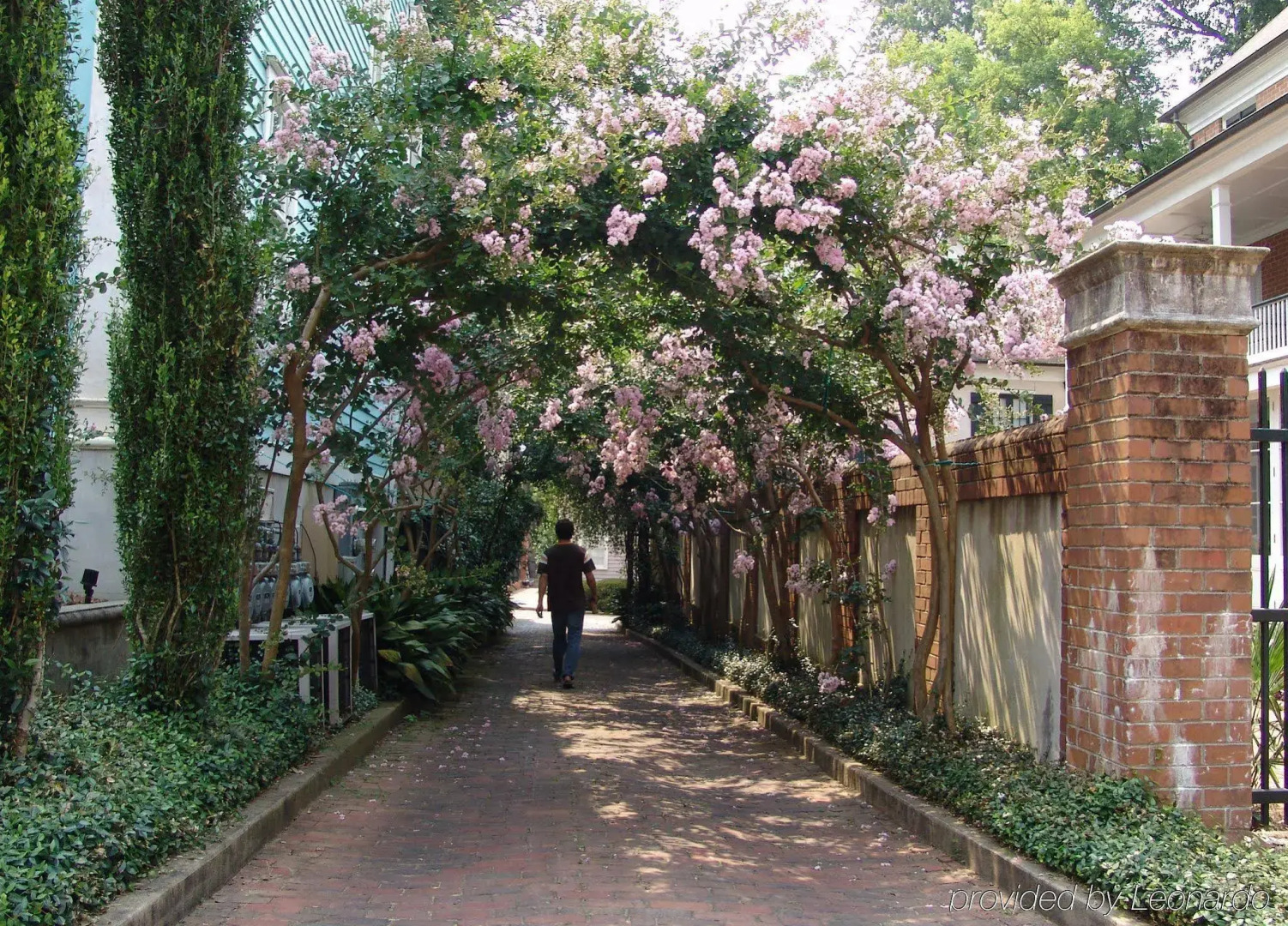 Russell Inn & Suites