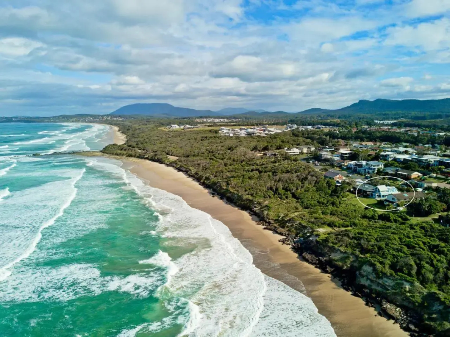 Middle Rock Beach House - Beach Front, Lake Cathie