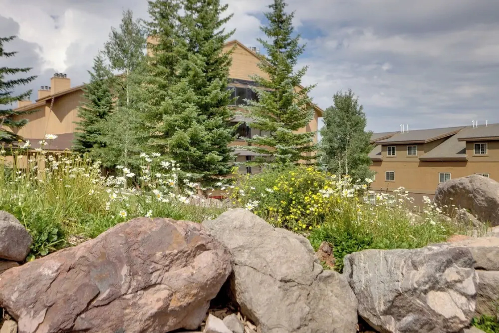 Ski-in/ski-out Brian Head Condo w/ Pool Access!