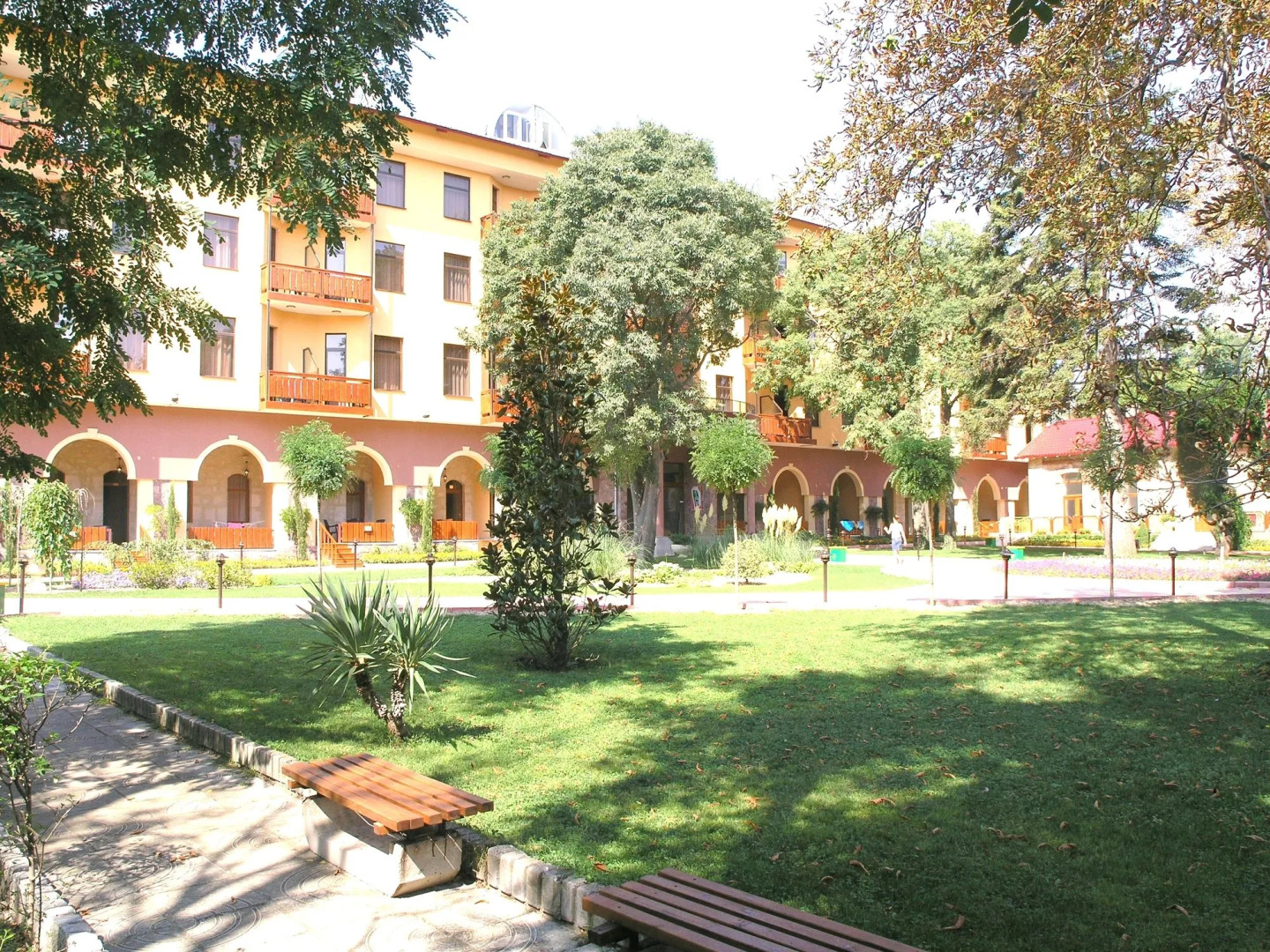 Estreya Palace & Residence
